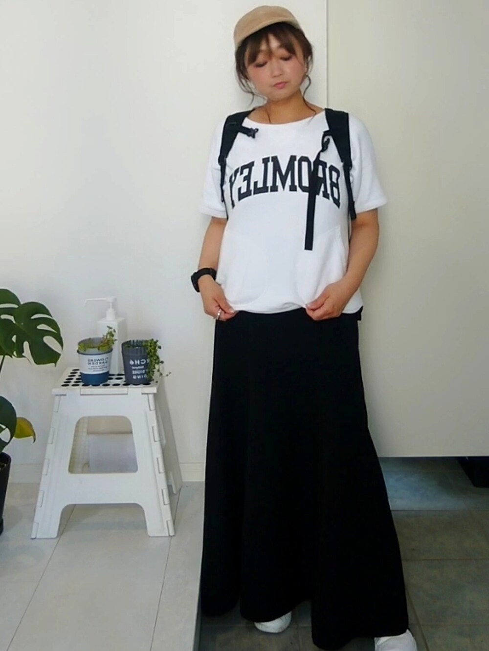 ホワイト系のスウェット、ブラック系のスカートを着用したレディースの春コーディネートの4枚目の写真