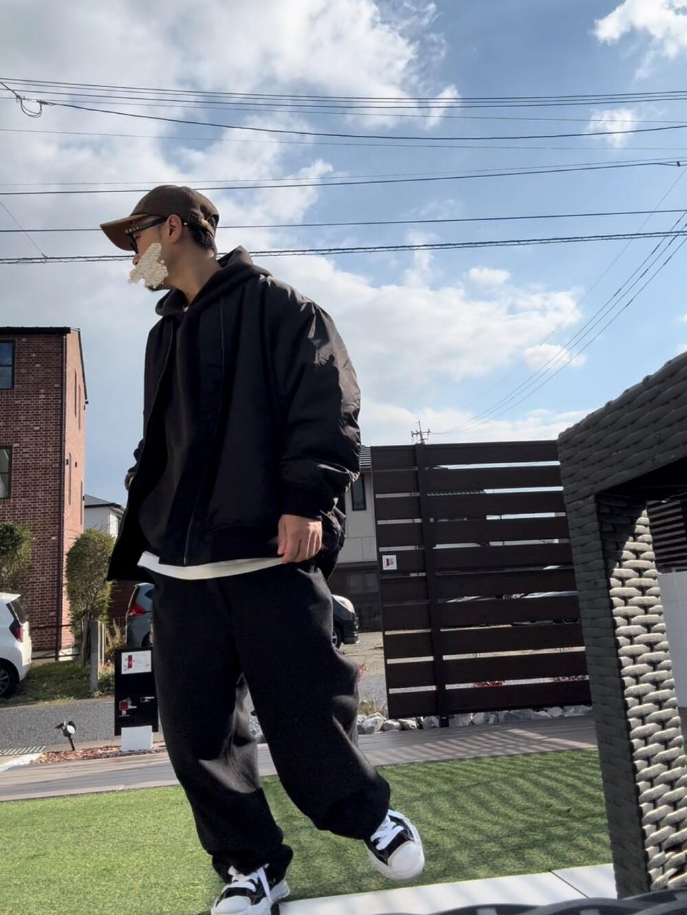 ブラック系のその他パンツ、ブラック系のスニーカー、ブラック系のMA-1を着用したメンズの冬コーディネートの3枚目の写真