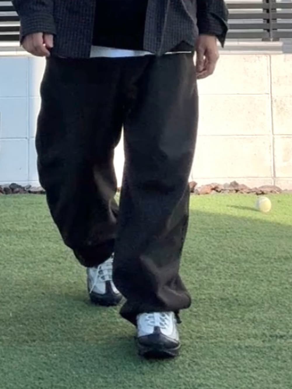 グレー系のスニーカー、ブラック系のシャツ/ブラウス、ブラック系のパーカーを着用したメンズの春コーディネートの3枚目の写真