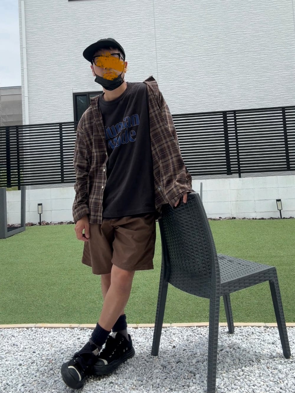 ブラウン系のシャツ/ブラウス、ブラック系のスニーカー、ブラック系のTシャツ/カットソーを着用したメンズの夏コーディネートの2枚目の写真