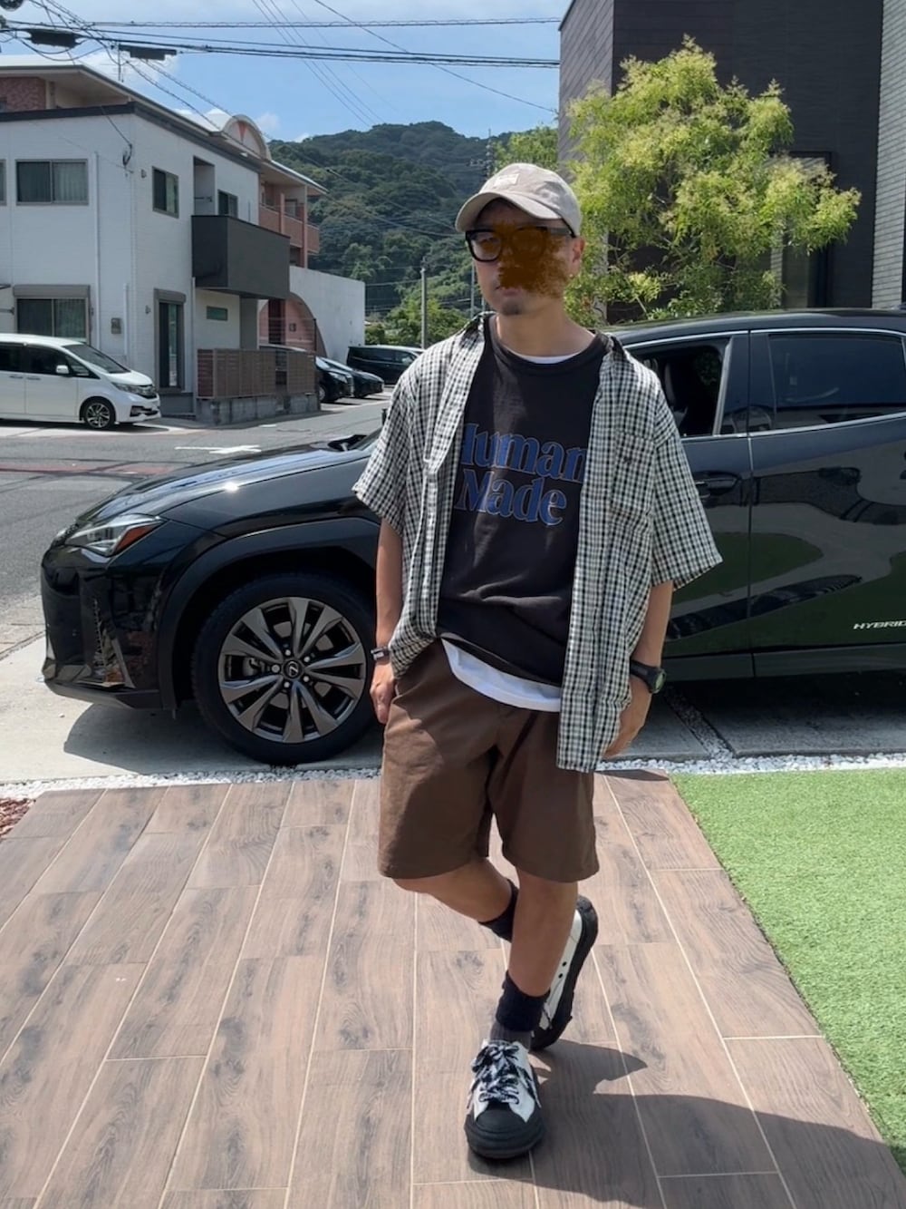 ホワイト系のシャツ/ブラウス、ブラック系のTシャツ/カットソー、ブラウン系のその他パンツを着用したメンズの夏コーディネートの3枚目の写真