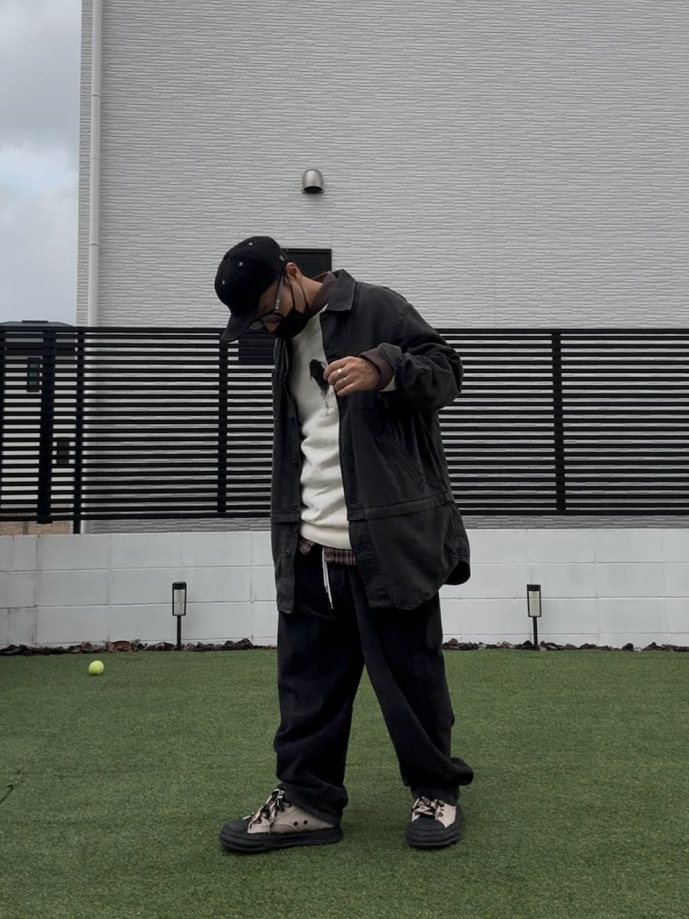 ブラック系のデニムジャケット、ブラック系のその他パンツ、ベージュ系のスニーカーを着用したメンズの春コーディネートの2枚目の写真