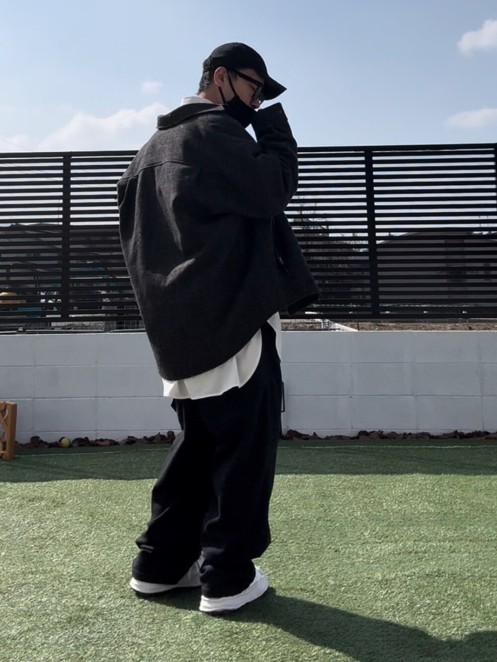 ブラック系のスウェット、グレー系のブルゾン、ブラック系のその他パンツを着用したメンズの春コーディネートの2枚目の写真