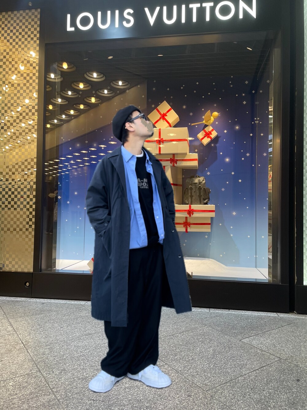 ブラック系のその他パンツ、ホワイト系のスニーカー、ブラック系のTシャツ/カットソーを着用したメンズの冬コーディネートの3枚目の写真