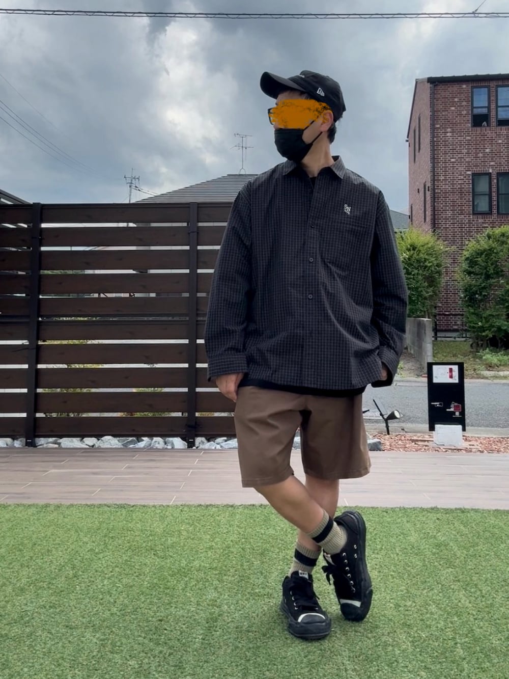ブラック系のスニーカー、ブラック系のシャツ/ブラウス、ブラウン系のその他パンツを着用したメンズの夏コーディネートの3枚目の写真