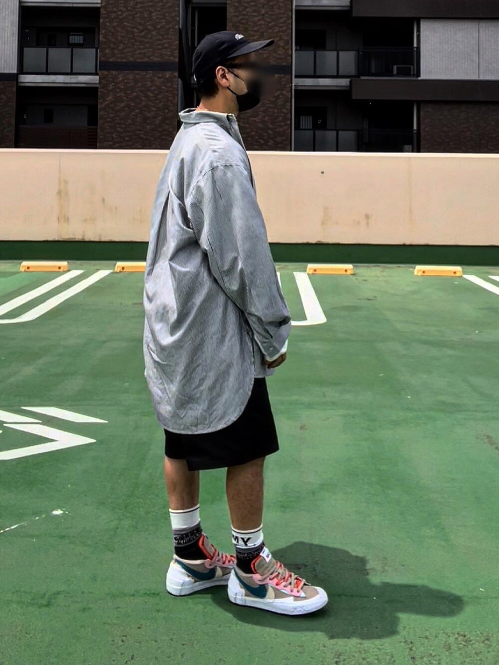 ベージュ系のスニーカー、ブラック系のその他パンツ、ホワイト系のTシャツ/カットソーを着用したメンズの夏コーディネートの2枚目の写真