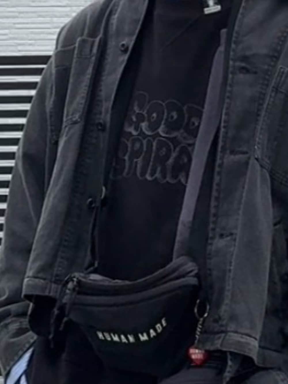 ブラック系のスニーカー、ブラック系のスウェット、ブルー系のシャツ/ブラウスを着用したメンズの春コーディネートの3枚目の写真