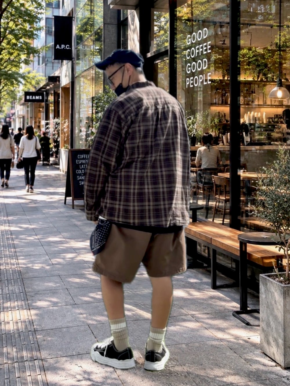 ブラウン系のその他パンツ、ブラウン系のシャツ/ブラウス、ブラック系のスニーカーを着用したメンズの秋コーディネートの2枚目の写真