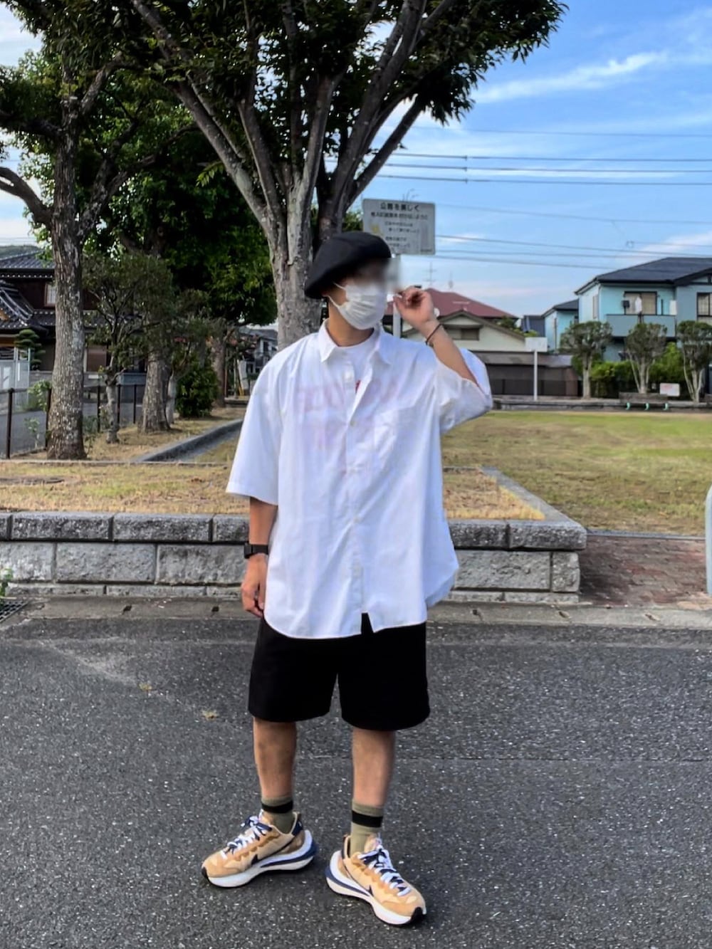 ホワイト系のシャツ/ブラウス、ベージュ系のスニーカー、ブラック系のハンチング/ベレー帽を着用したメンズの秋コーディネートの2枚目の写真