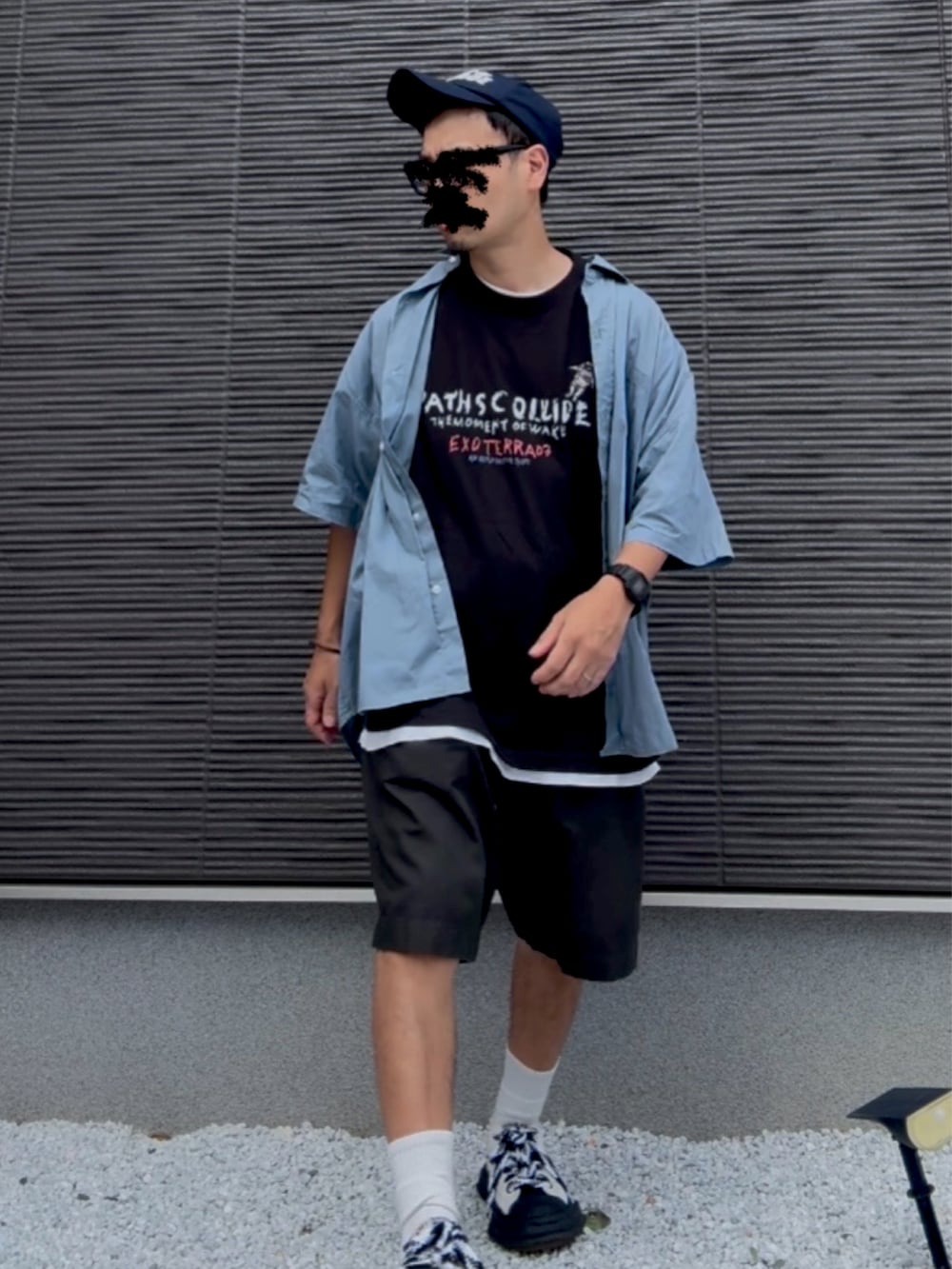 ブラック系のTシャツ/カットソー、ブルー系のシャツ/ブラウス、グリーン系のその他パンツを着用したメンズの夏コーディネートの3枚目の写真
