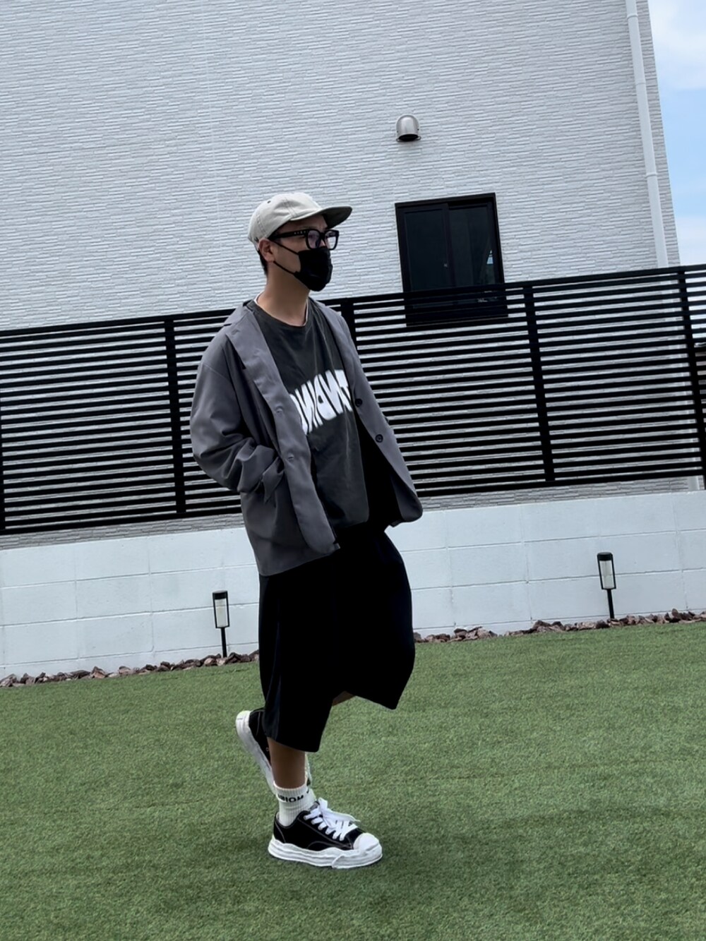 ブラック系のTシャツ/カットソー、ブラック系のその他パンツ、ブラック系のスニーカーを着用したメンズの夏コーディネートの2枚目の写真