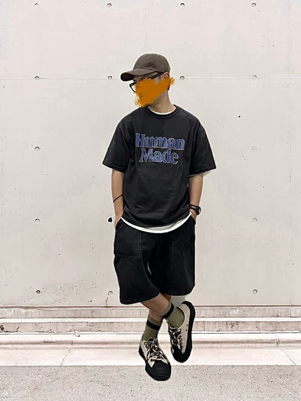 ブラウン系のシャツ/ブラウス、ブラック系のデニムパンツ、ブラック系のTシャツ/カットソーを着用したメンズの夏コーディネートの3枚目の写真