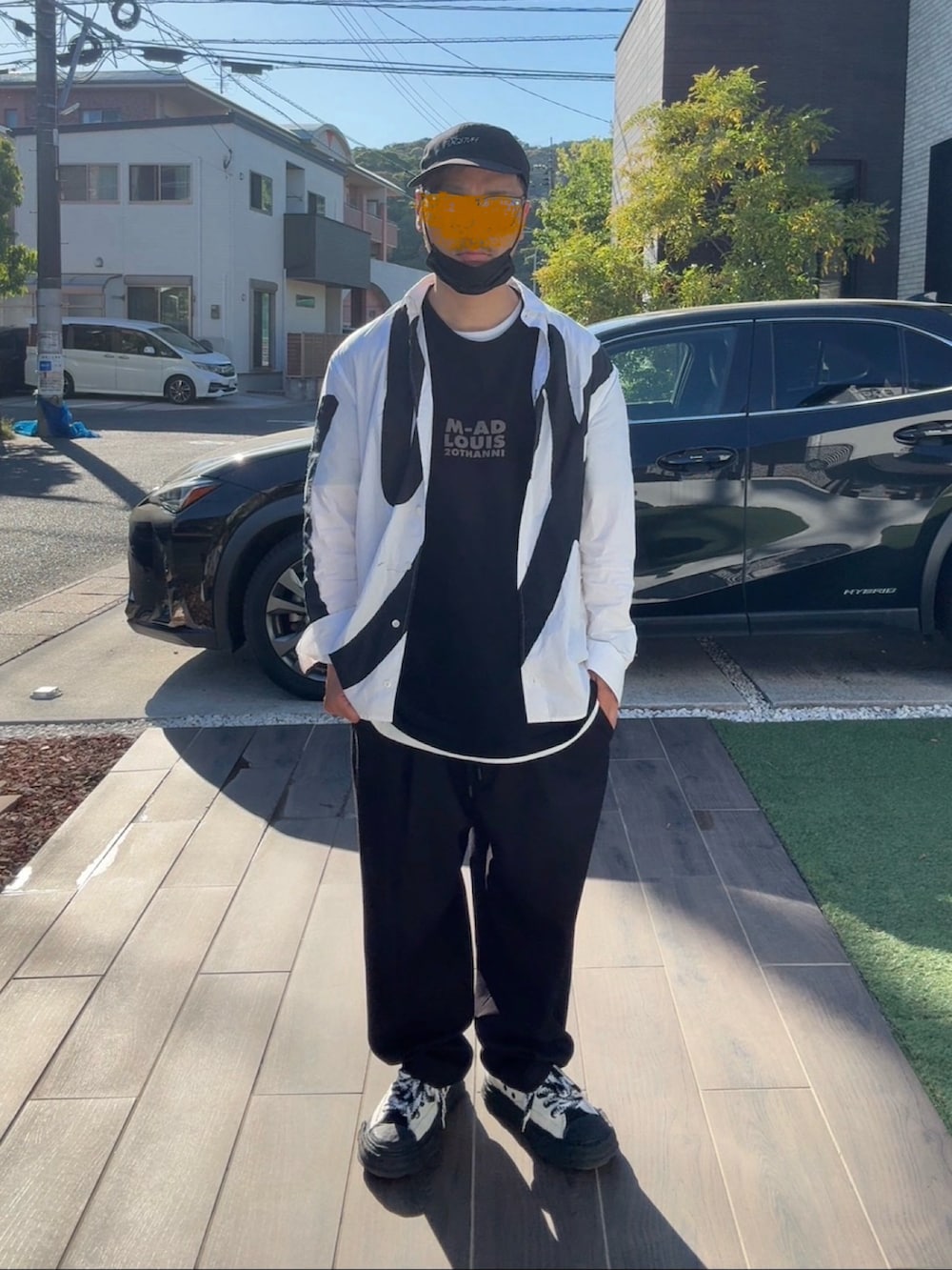 ホワイト系のシャツ/ブラウス、ブラック系のTシャツ/カットソー、ブラック系のスラックスを着用したメンズの春コーディネートの2枚目の写真