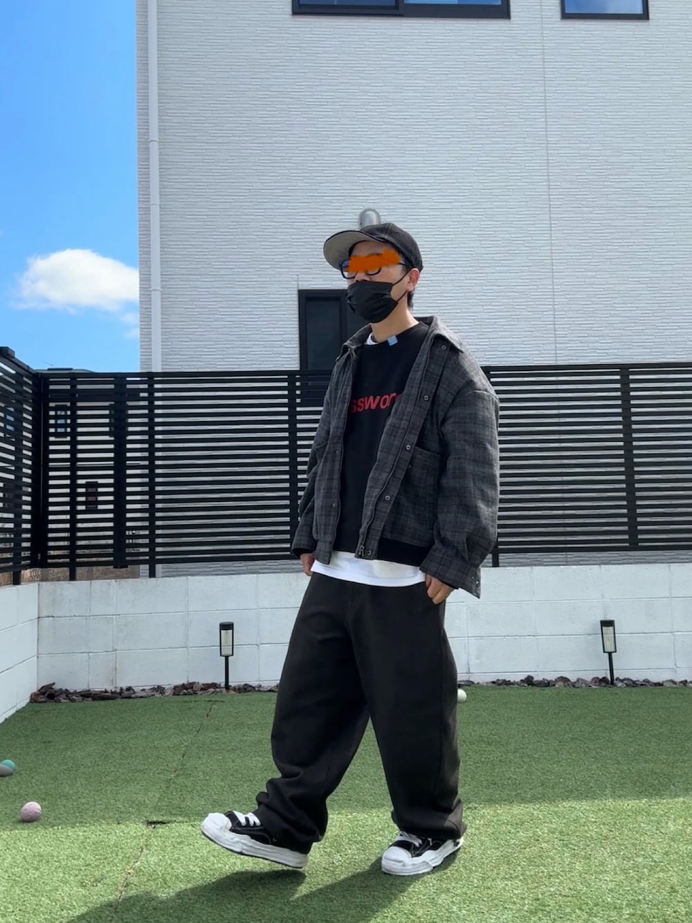 グレー系のブルゾン、ブラック系のスニーカー、ブラック系のスウェットを着用したメンズの春コーディネートの2枚目の写真