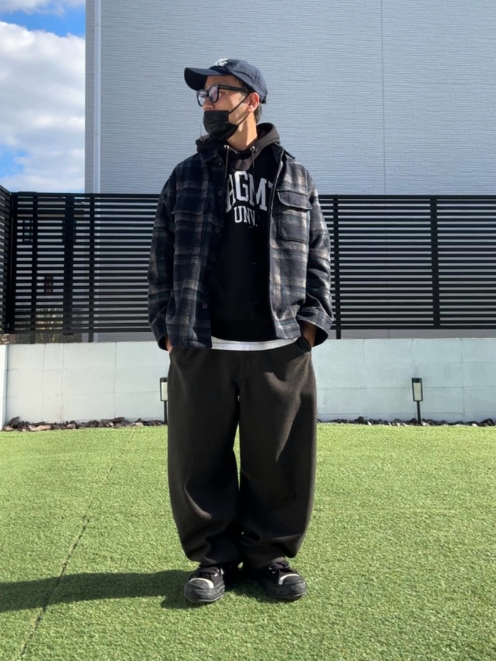 ブラック系のスニーカー、ブラック系のパーカー、ブルー系のジャケット/アウターを着用したメンズの冬コーディネートの2枚目の写真