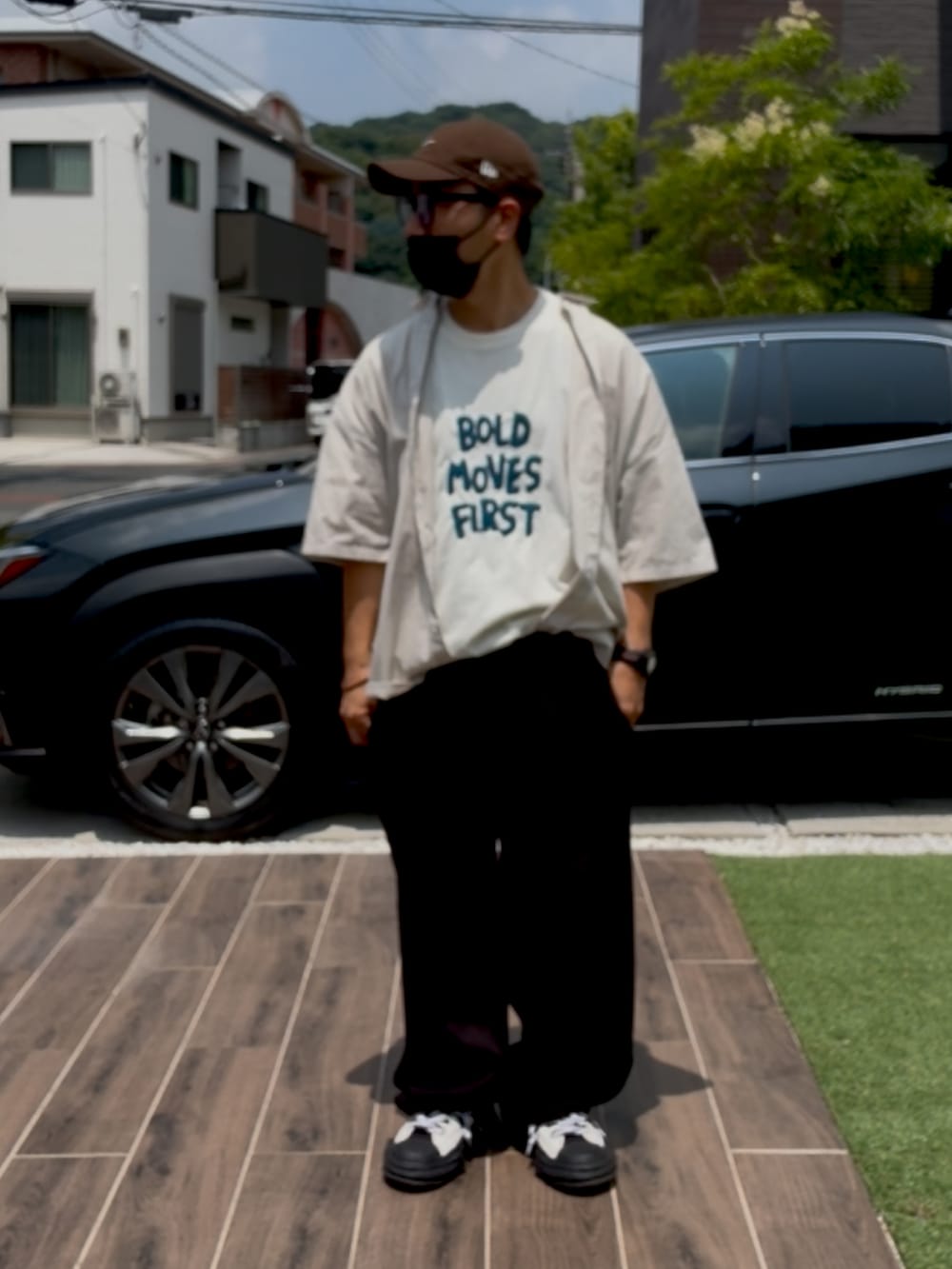 グレー系のシャツ/ブラウス、ホワイト系のTシャツ/カットソー、ブラック系のスウェットパンツを着用したメンズの夏コーディネートの2枚目の写真