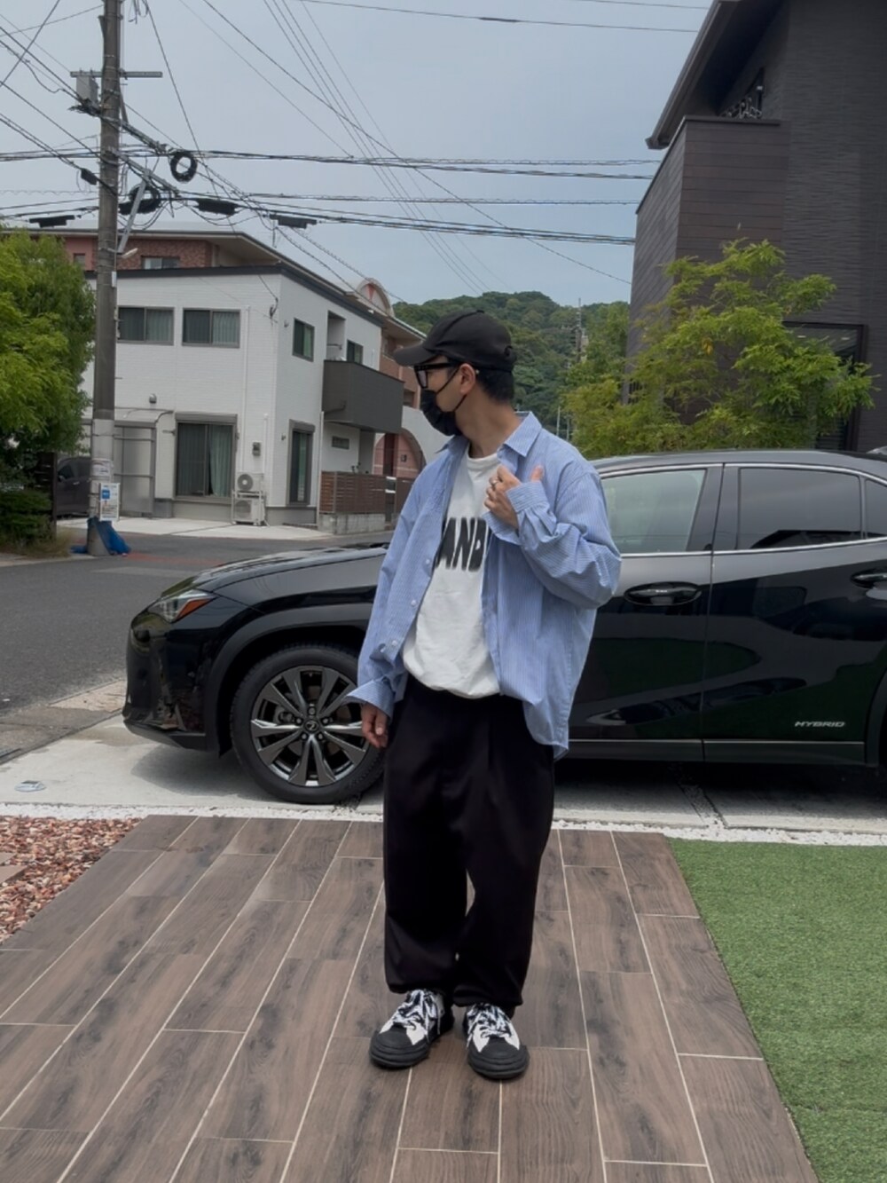 ブルー系のシャツ/ブラウス、ブラック系のスラックス、ブラック系のスニーカーを着用したメンズの夏コーディネートの2枚目の写真