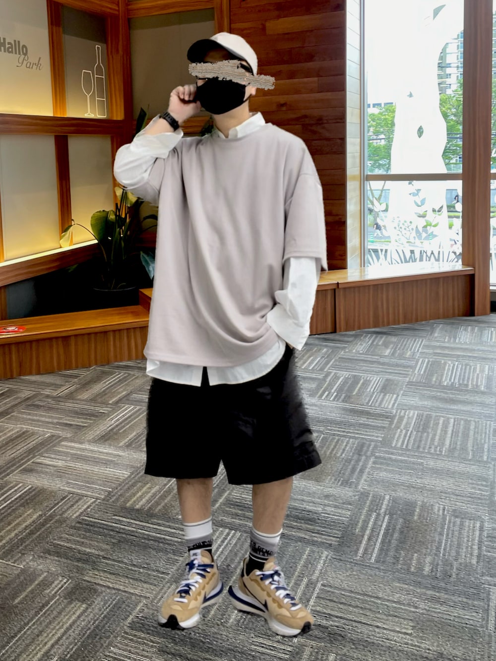 ベージュ系のTシャツ/カットソー、グリーン系のその他パンツ、ベージュ系のスニーカーを着用したメンズの夏コーディネートの2枚目の写真