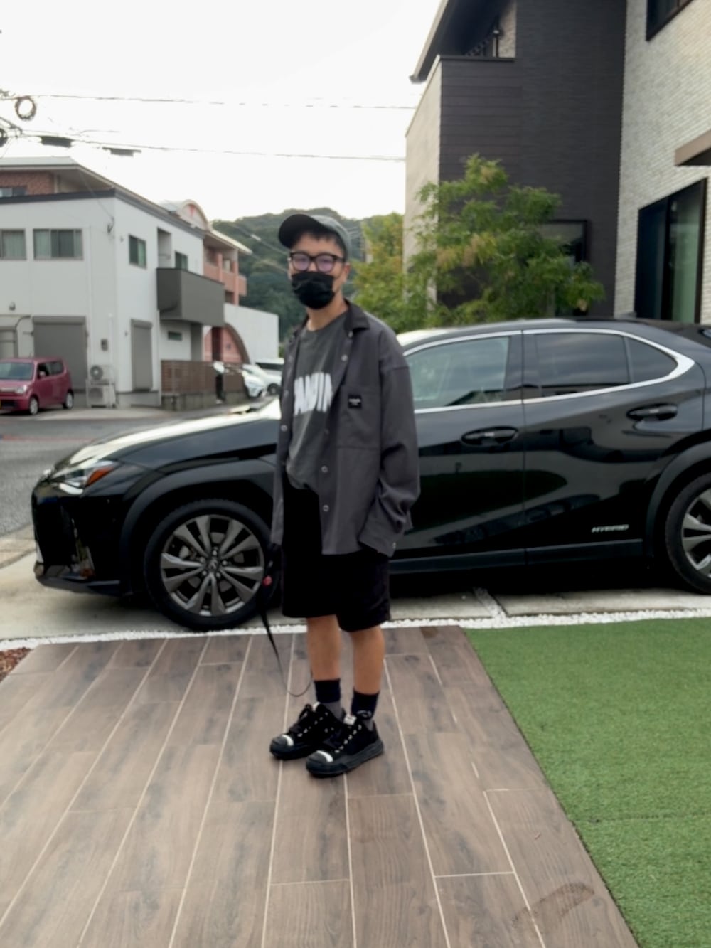 ブラック系のスニーカー、グレー系のナイロンジャケット、ブラック系のその他パンツを着用したメンズの秋コーディネートの3枚目の写真