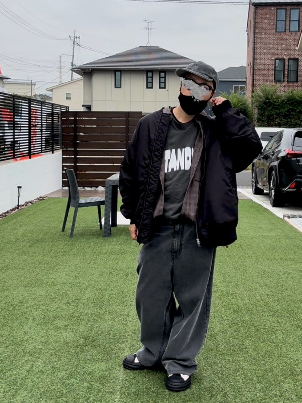 ブラック系のMA-1、グレー系のシャツ/ブラウス、ホワイト系のTシャツ/カットソーを着用したメンズの秋コーディネートの2枚目の写真