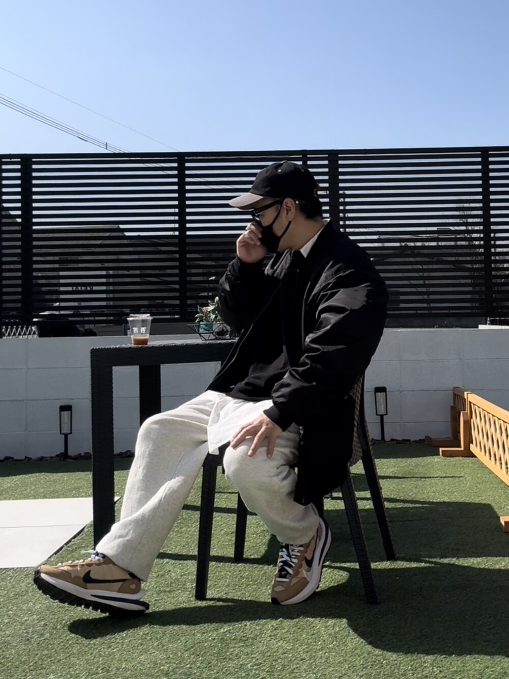 ブラック系のスウェット、ブラック系のMA-1、ベージュ系のスウェットパンツを着用したメンズの冬コーディネートの3枚目の写真