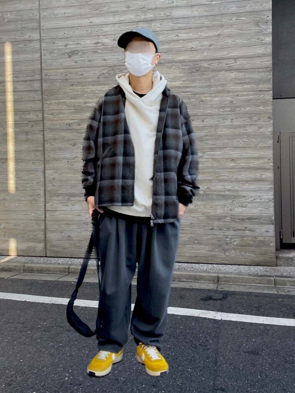 グレー系のスウェットパンツ、イエロー系のスニーカー、グレー系のブルゾンを着用したメンズの冬コーディネートの2枚目の写真
