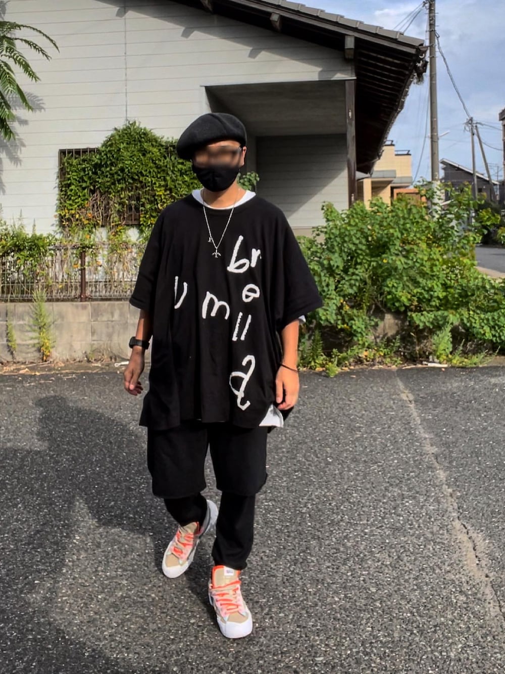 ブラック系のスウェットパンツ、ベージュ系のスニーカー、ブラック系のTシャツ/カットソーを着用したメンズの秋コーディネートの3枚目の写真