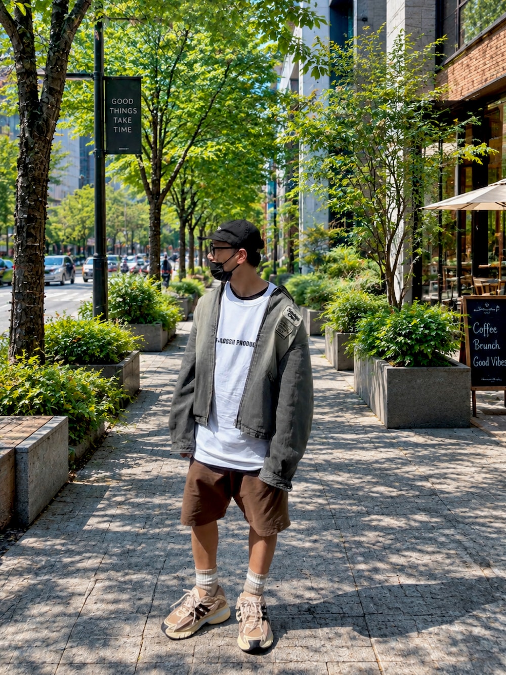 ブラウン系のその他パンツ、グレー系のデニムジャケット、ホワイト系のTシャツ/カットソーを着用したメンズの秋コーディネートの3枚目の写真