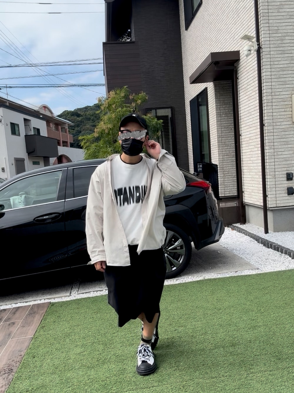 「レイヤードスタイル、サルエルパンツ、白黒、秋冬コーデ、モノトーン、秋コーデ、メガネ男子、スニーカーコーデ、ミハラヤスヒロ、ビッグシルエット、メゾンミハラヤスヒロ、キャップ、Tシャツイン、低身長男子、40代ファッション」｜「Maison MIHARA YASUHIROのアイテム（スニーカー、ブラック系）」を使った、☆m(@s@)shi★さん（メンズ・168cm）の秋コーディネートの2枚目の写真