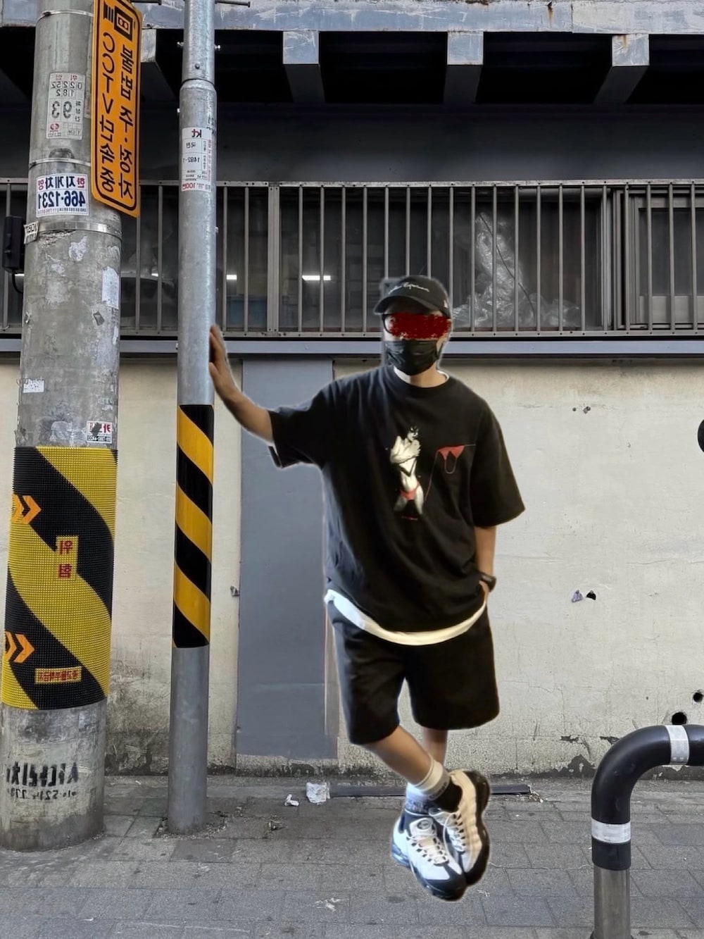 ブラック系のTシャツ/カットソー、ブラック系のその他パンツ、ホワイト系のスニーカーを着用したメンズの夏コーディネートの2枚目の写真