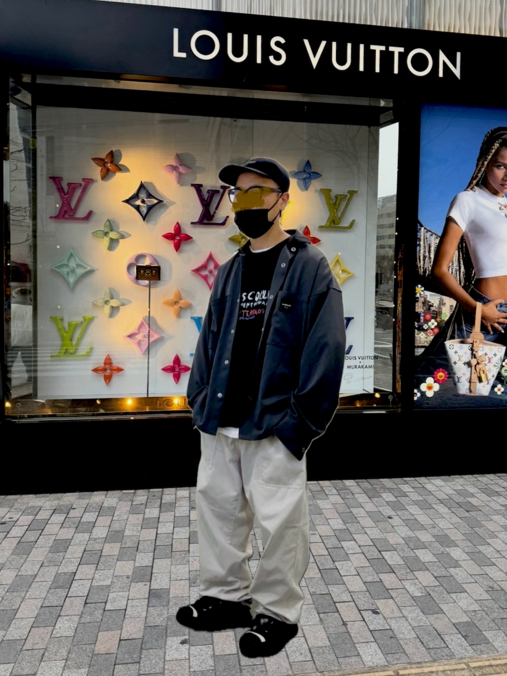 ベージュ系のその他パンツ、ブラック系のTシャツ/カットソー、ブラック系のスニーカーを着用したメンズの秋コーディネートの2枚目の写真