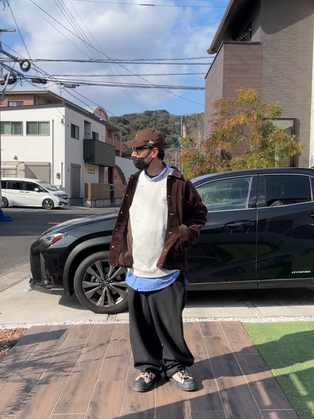 ブラウン系のブルゾン、ブルー系のシャツ/ブラウス、グレー系のスウェットを着用したメンズの冬コーディネートの3枚目の写真