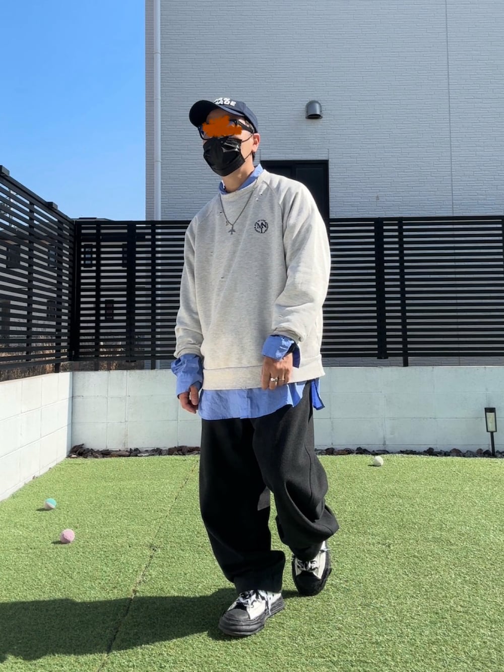 ブルー系のシャツ/ブラウス、ホワイト系のスウェット、ブラック系のスウェットパンツを着用したメンズの春コーディネートの3枚目の写真