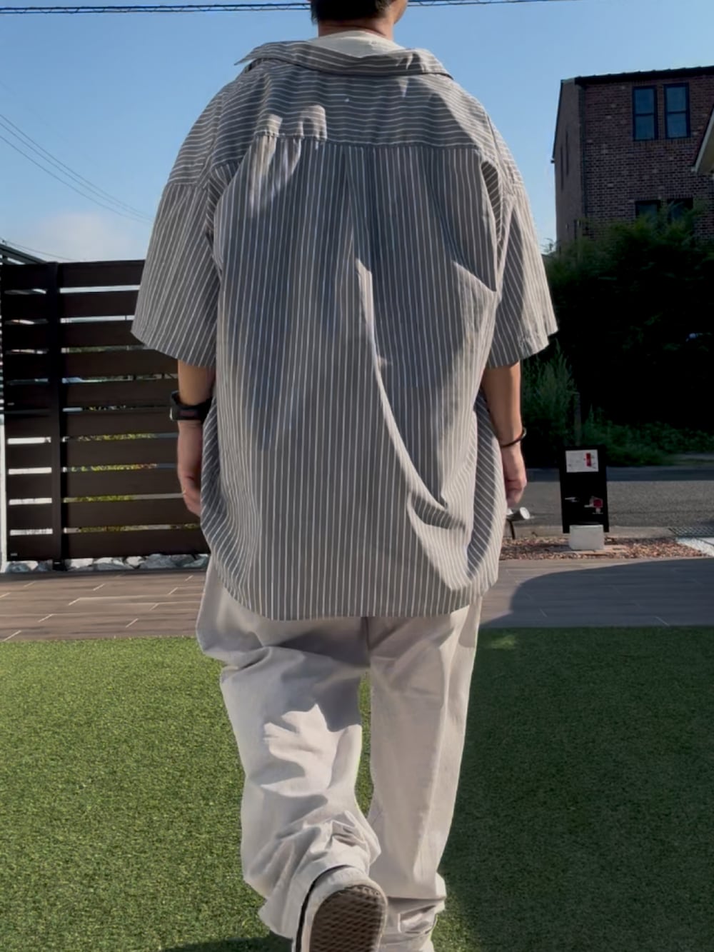 グレー系のシャツ/ブラウス、ホワイト系のTシャツ/カットソー、ベージュ系のその他パンツを着用したメンズの夏コーディネートの4枚目の写真