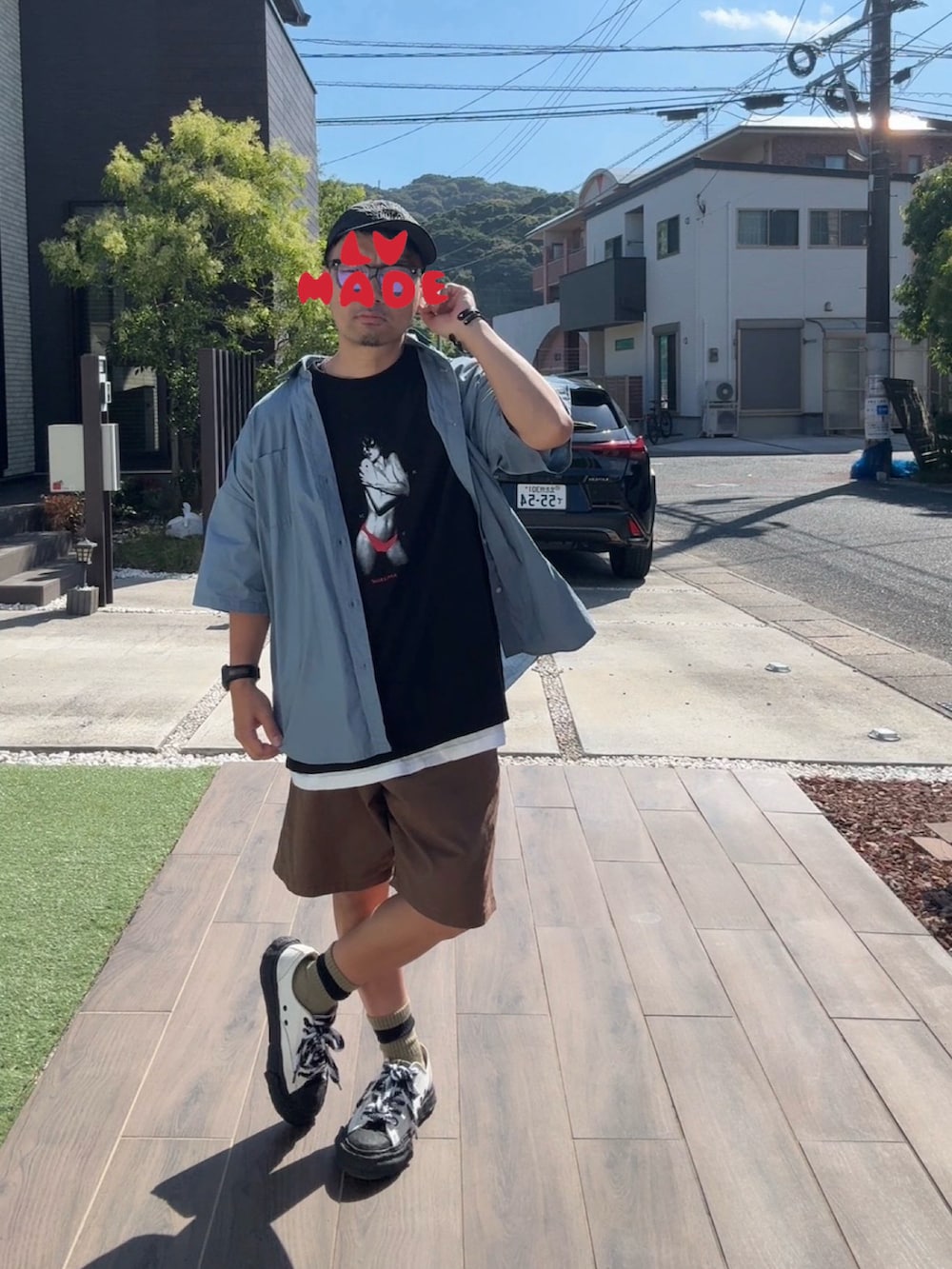 ブルー系のシャツ/ブラウス、ブラック系のTシャツ/カットソー、ブラウン系のその他パンツを着用したメンズの夏コーディネートの2枚目の写真