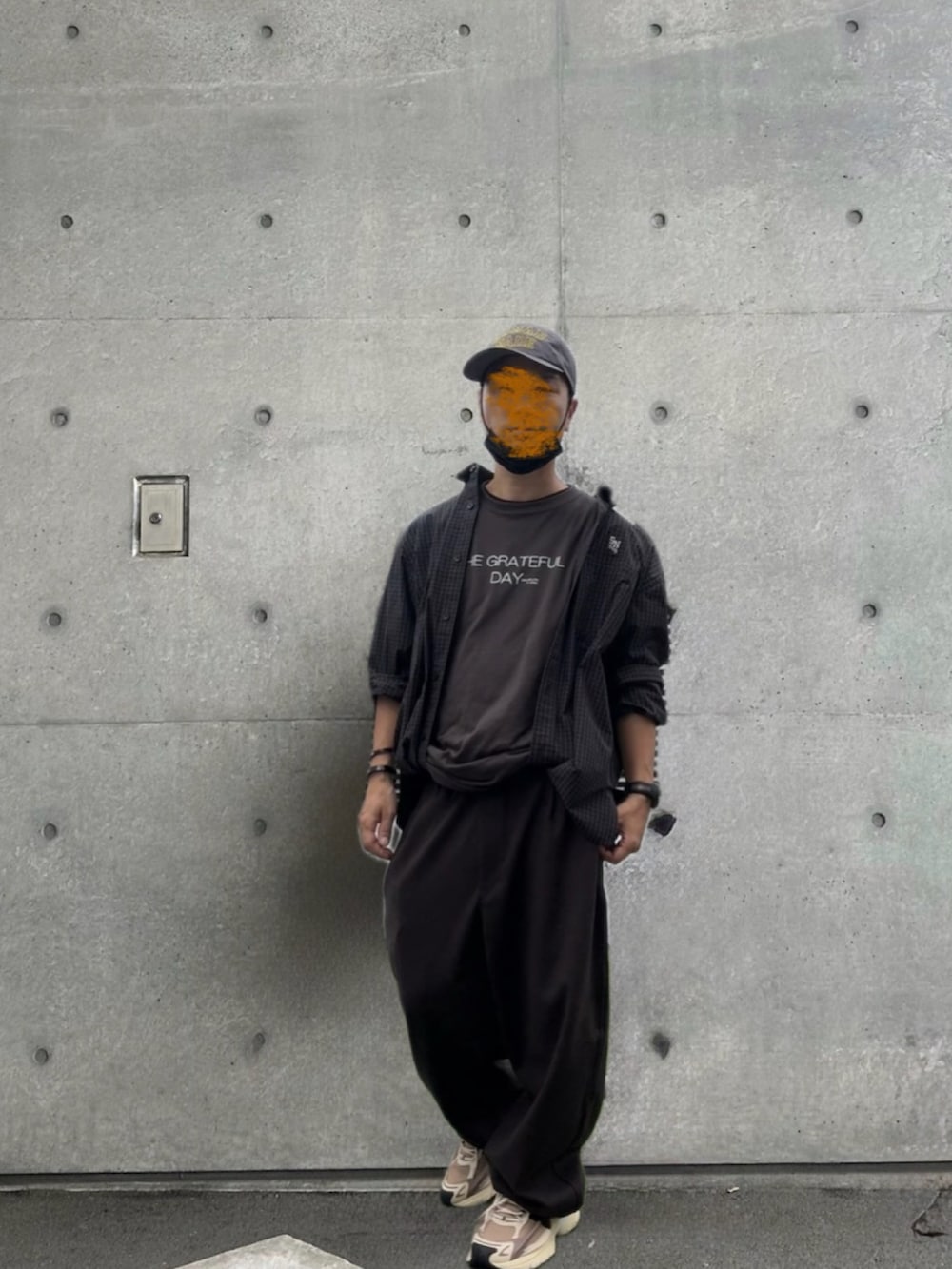 ブラウン系のTシャツ/カットソー、ブラック系のシャツ/ブラウス、ブラウン系のその他パンツを着用したメンズの秋コーディネートの2枚目の写真
