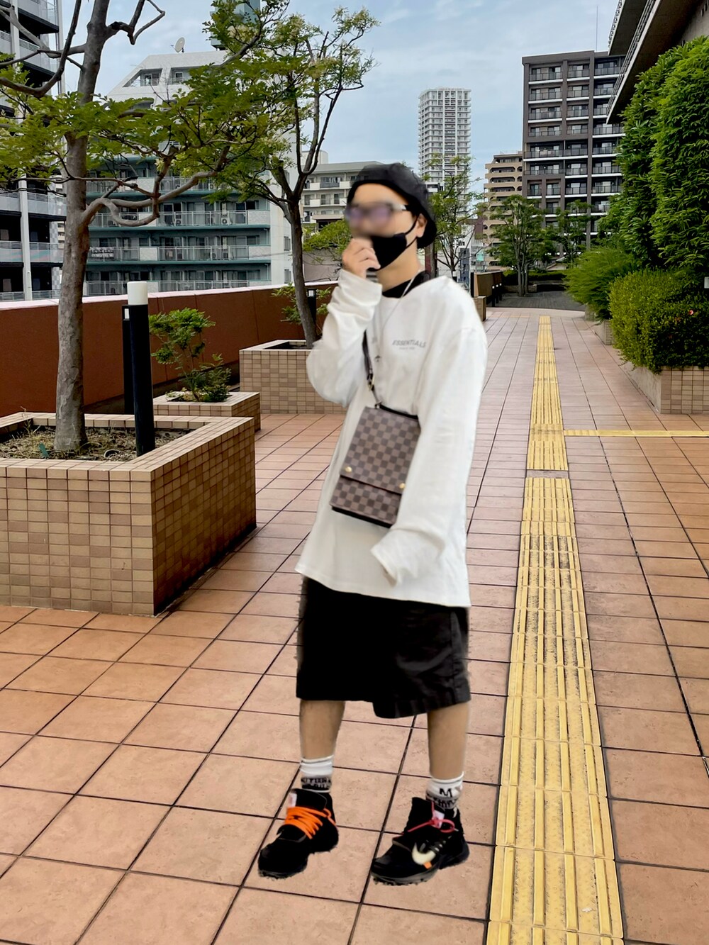ブラック系のスニーカー、ホワイト系のTシャツ/カットソー、ブラック系のパンツを着用したメンズの夏コーディネートの2枚目の写真