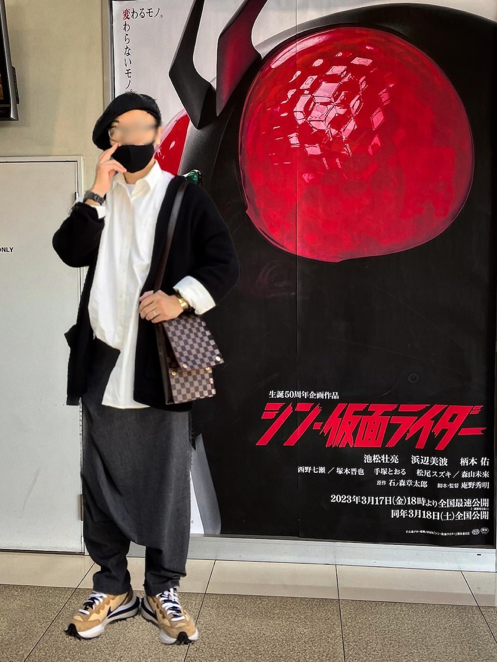 ブラウン系のショルダーバッグ、ベージュ系のスニーカー、グレー系のその他パンツを着用したメンズの春コーディネートの2枚目の写真