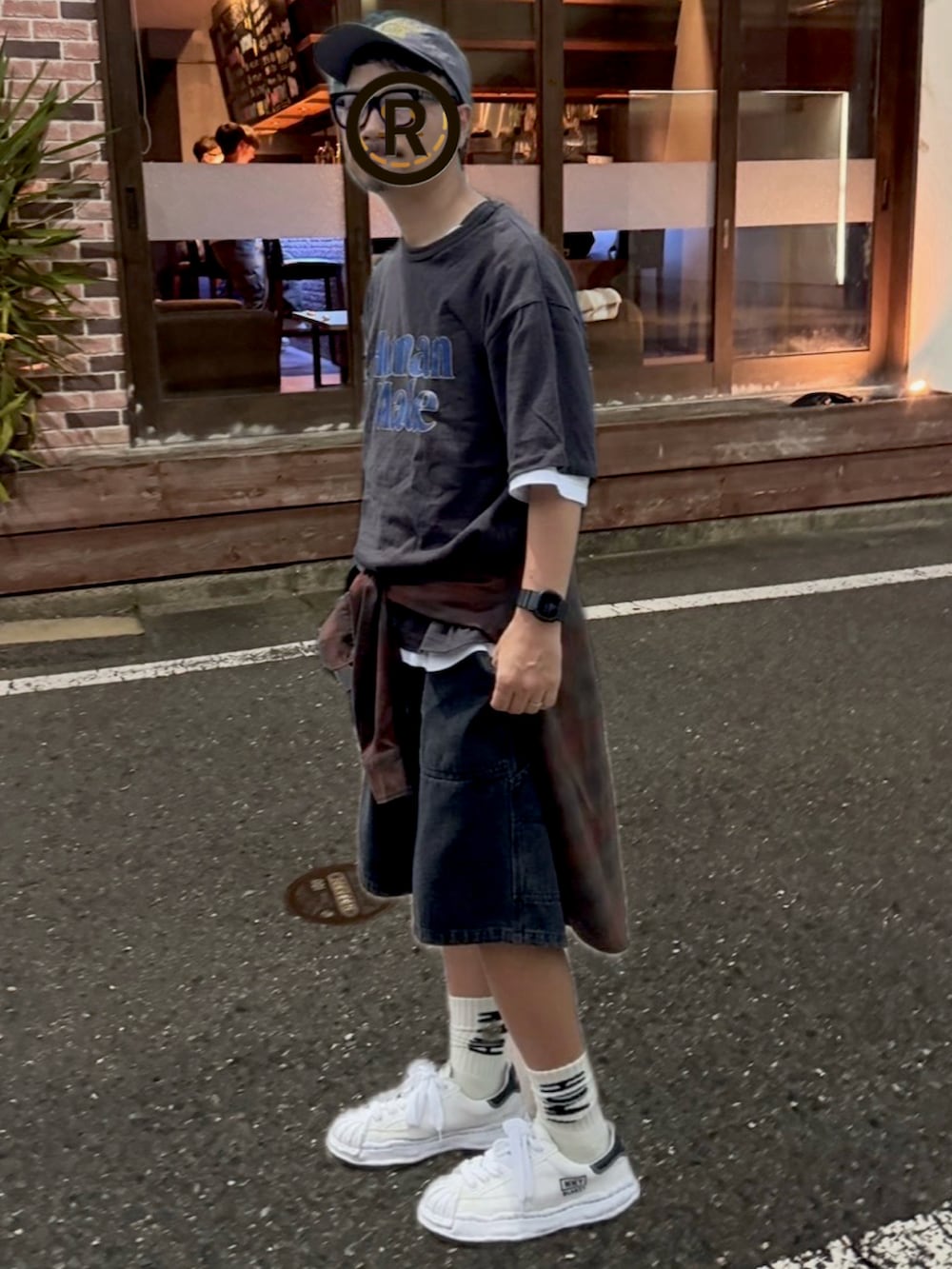 ブラック系のデニムパンツ、ホワイト系のスニーカー、ブラック系のTシャツ/カットソーを着用したメンズの夏コーディネートの2枚目の写真