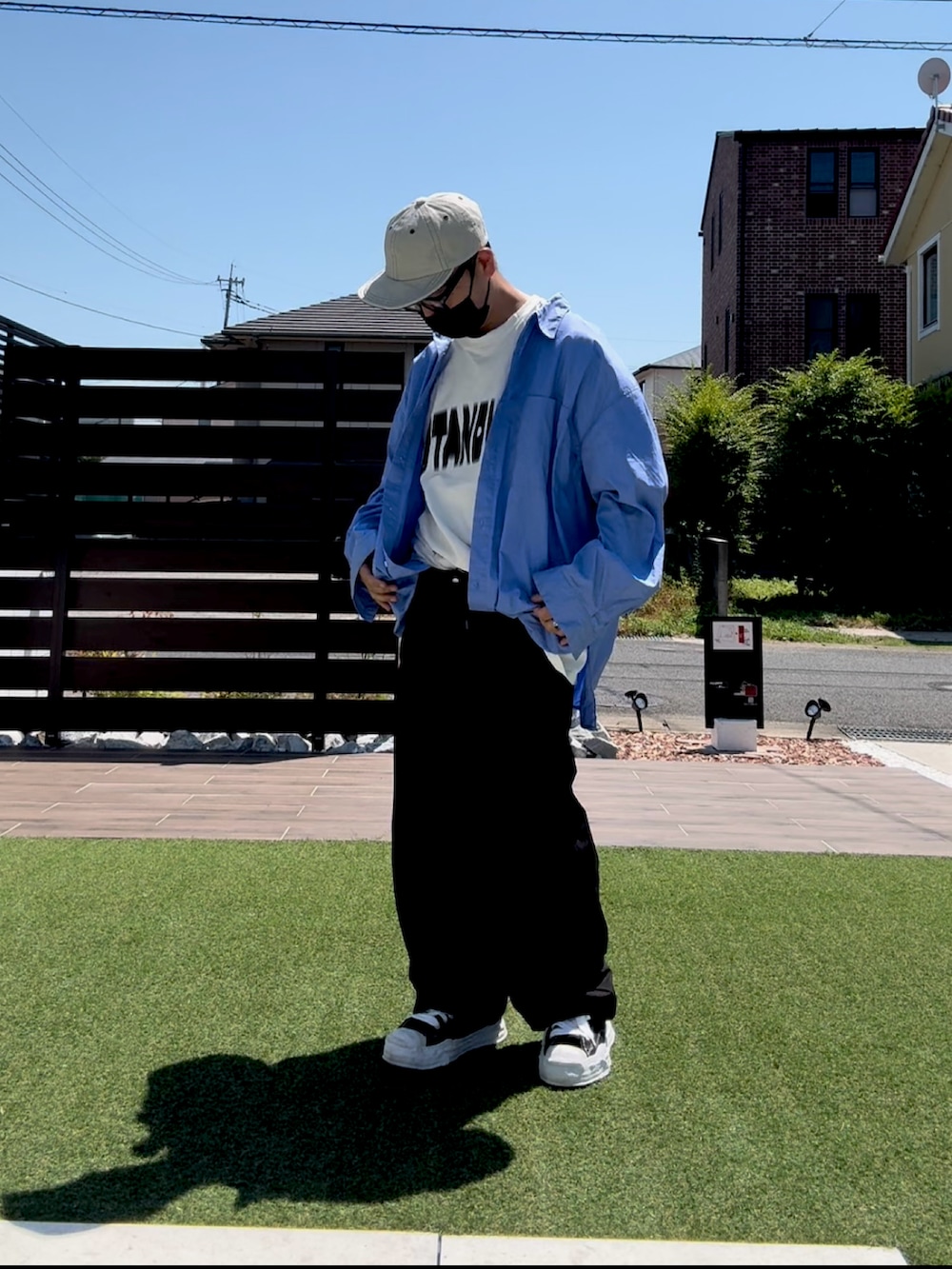 ブルー系のシャツ/ブラウス、ホワイト系のTシャツ/カットソー、ブラック系のその他パンツを着用したメンズの夏コーディネートの3枚目の写真