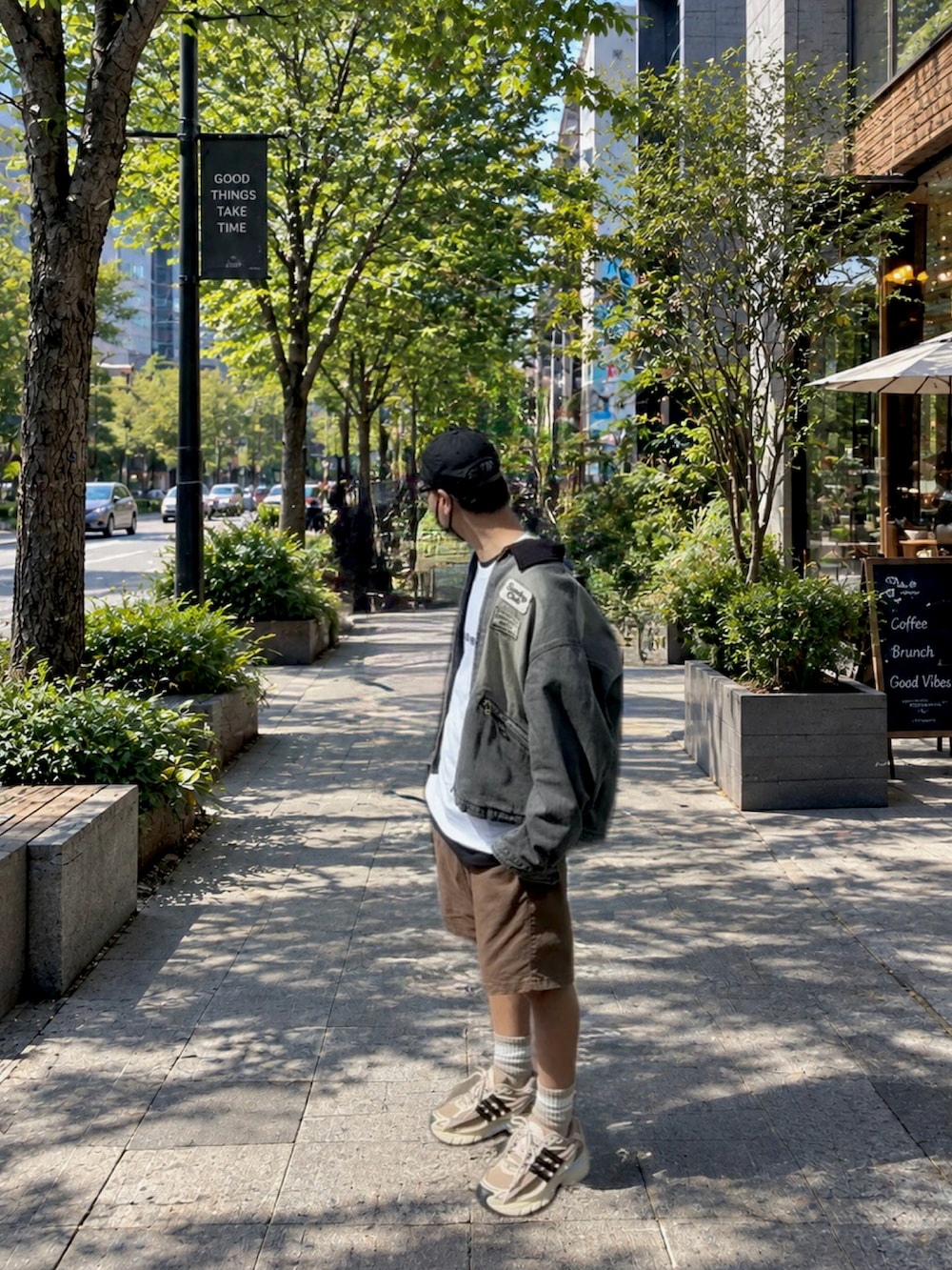 ブラウン系のその他パンツ、グレー系のデニムジャケット、ホワイト系のTシャツ/カットソーを着用したメンズの秋コーディネートの2枚目の写真