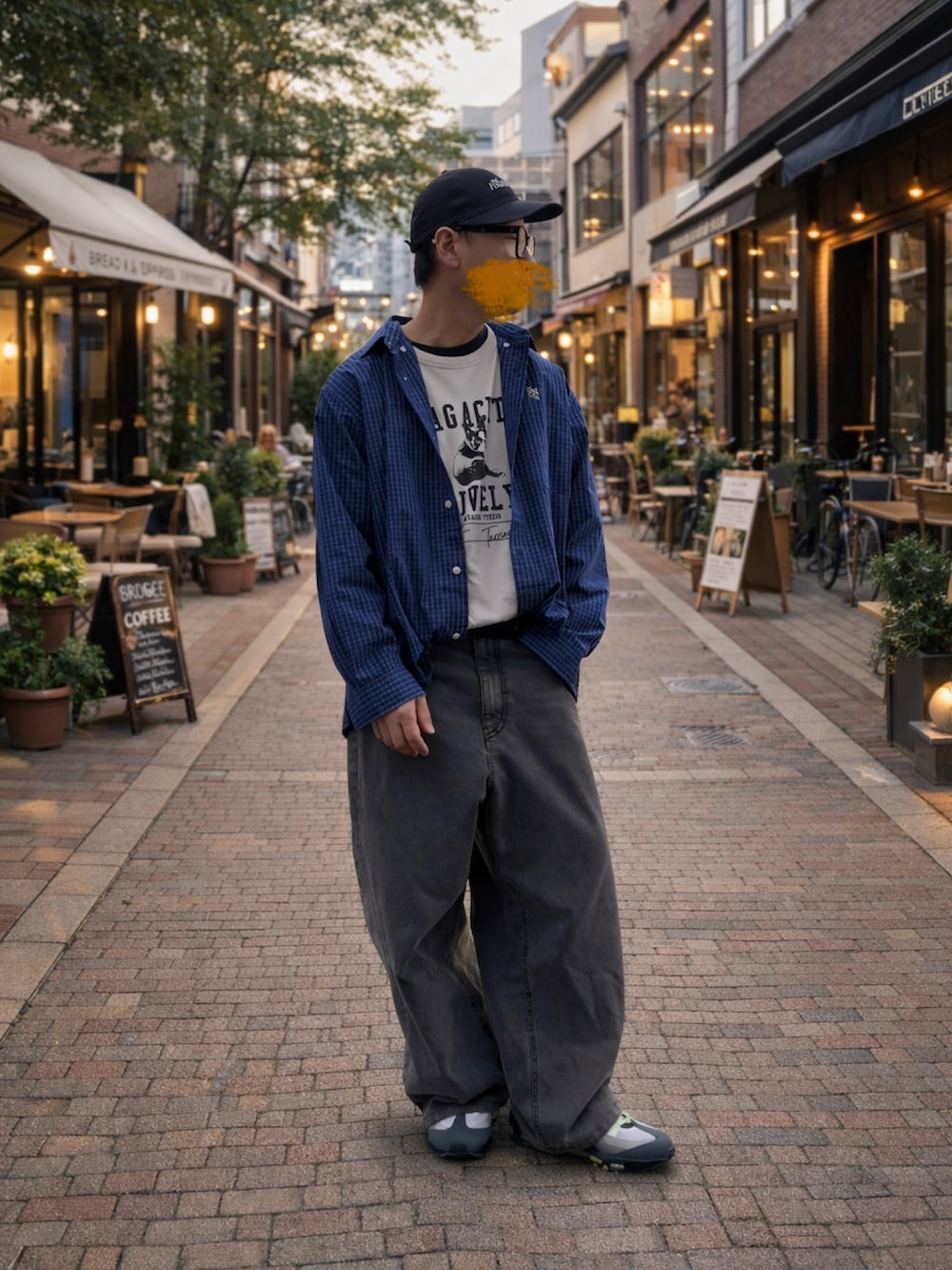 グレー系のTシャツ/カットソー、グレー系のデニムパンツ、グレー系のスニーカーを着用したメンズの春コーディネートの2枚目の写真