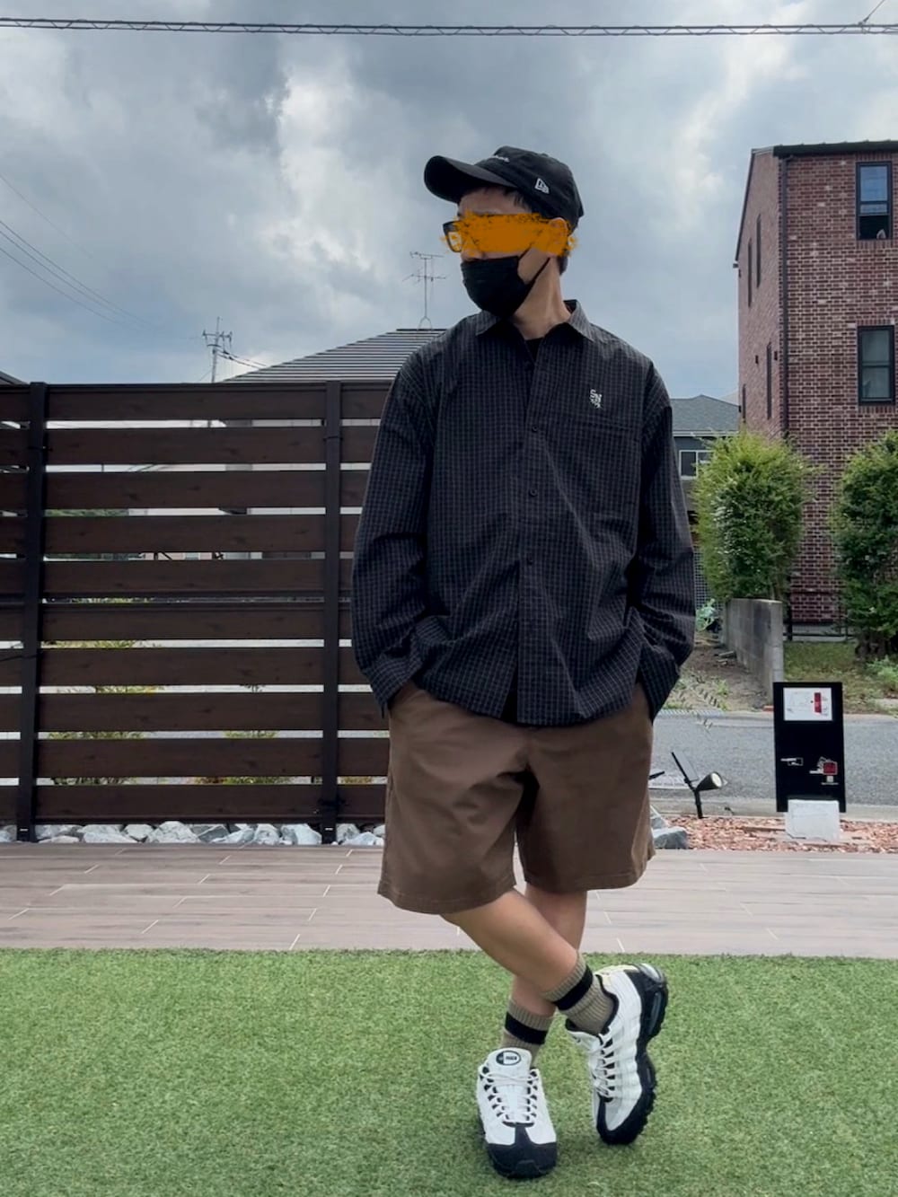 ブラック系のスニーカー、ブラック系のシャツ/ブラウス、ブラウン系のその他パンツを着用したメンズの夏コーディネートの2枚目の写真