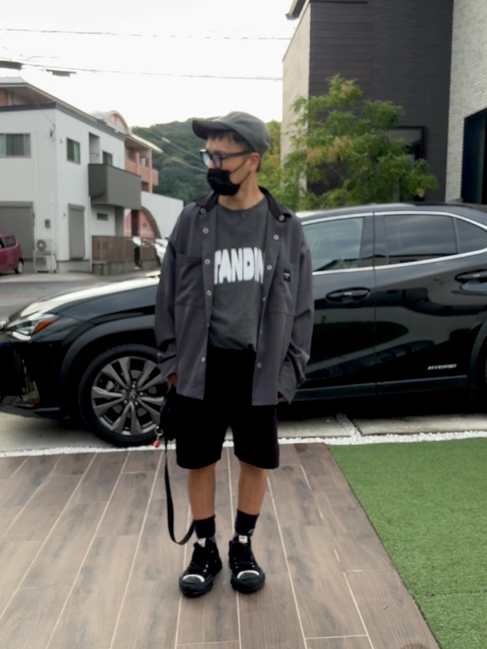 ブラック系のスニーカー、グレー系のナイロンジャケット、ブラック系のその他パンツを着用したメンズの秋コーディネートの2枚目の写真