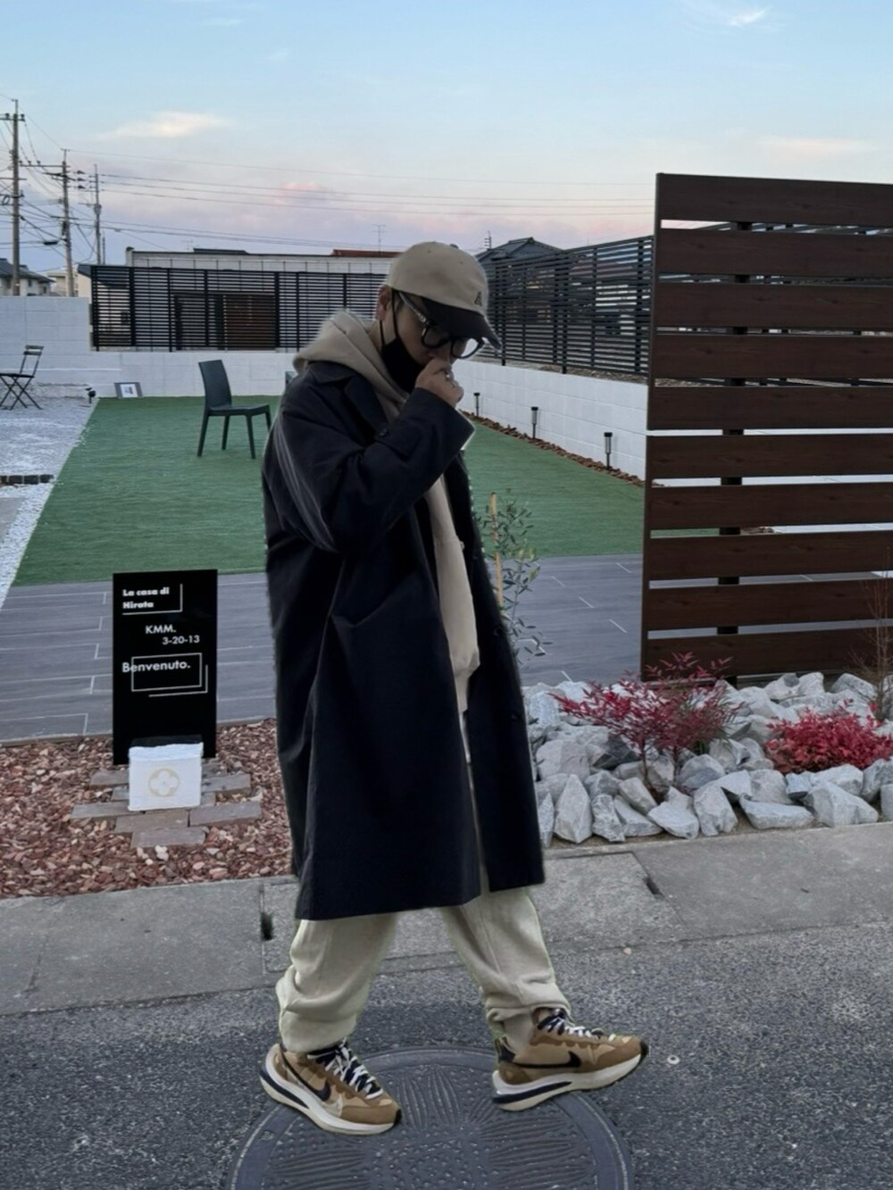 ベージュ系のパーカー、ベージュ系のスウェットパンツ、ベージュ系のスニーカーを着用したメンズの冬コーディネートの2枚目の写真