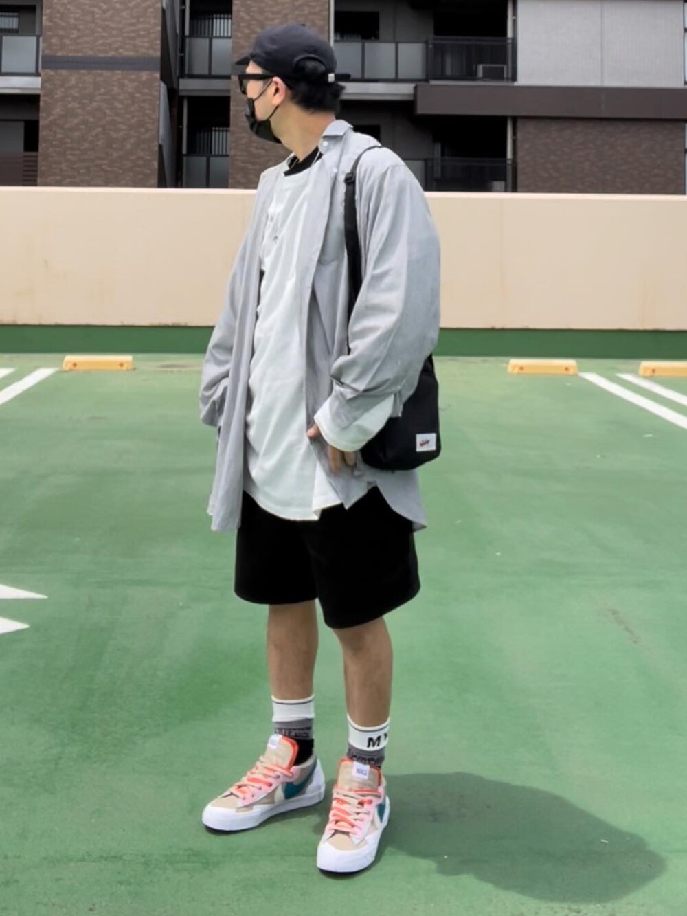 ベージュ系のスニーカー、ブラック系のその他パンツ、ホワイト系のTシャツ/カットソーを着用したメンズの夏コーディネートの3枚目の写真