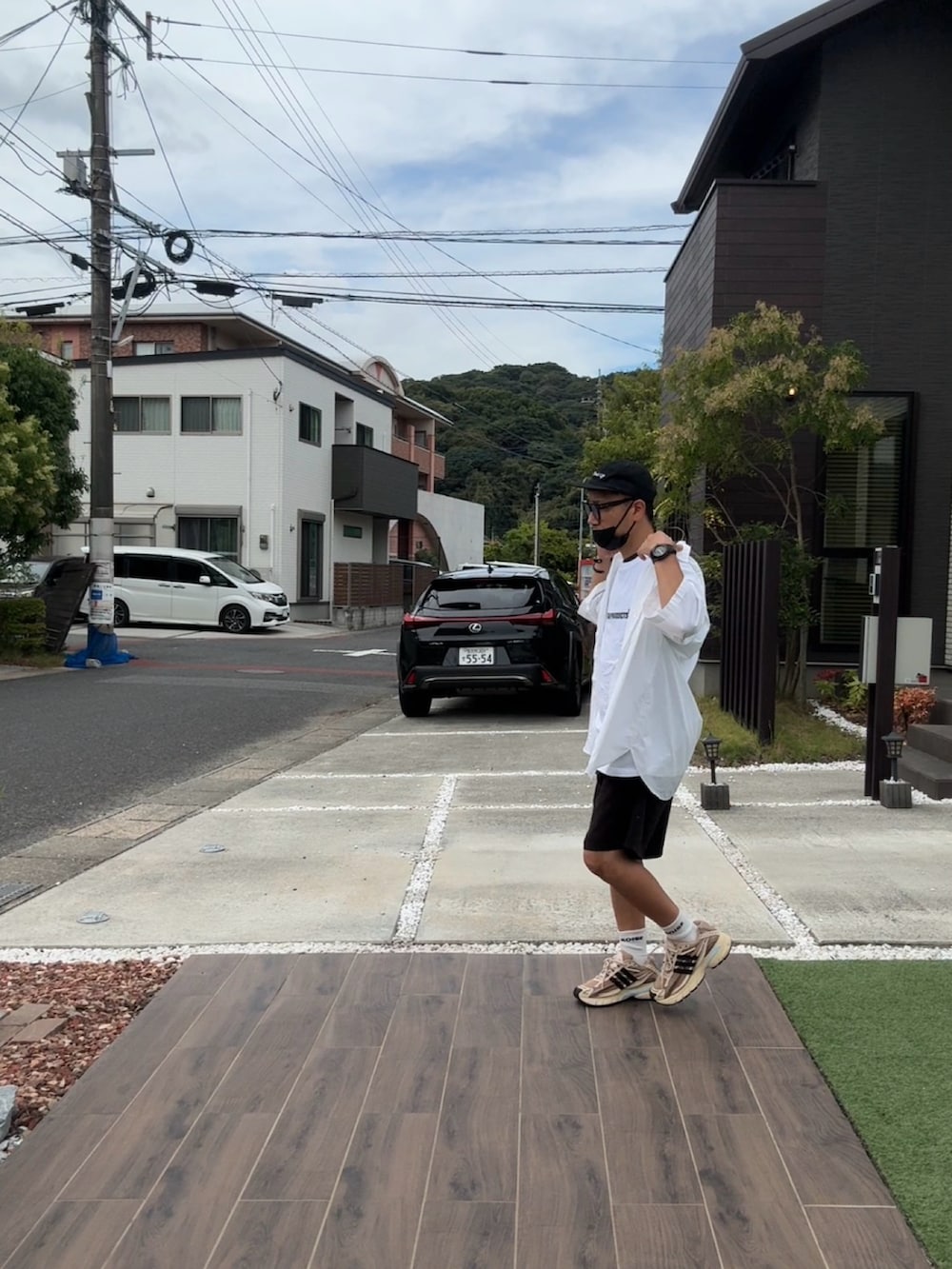 ホワイト系のTシャツ/カットソー、ベージュ系のスニーカー、ブラック系のキャップを着用したメンズの秋コーディネートの3枚目の写真