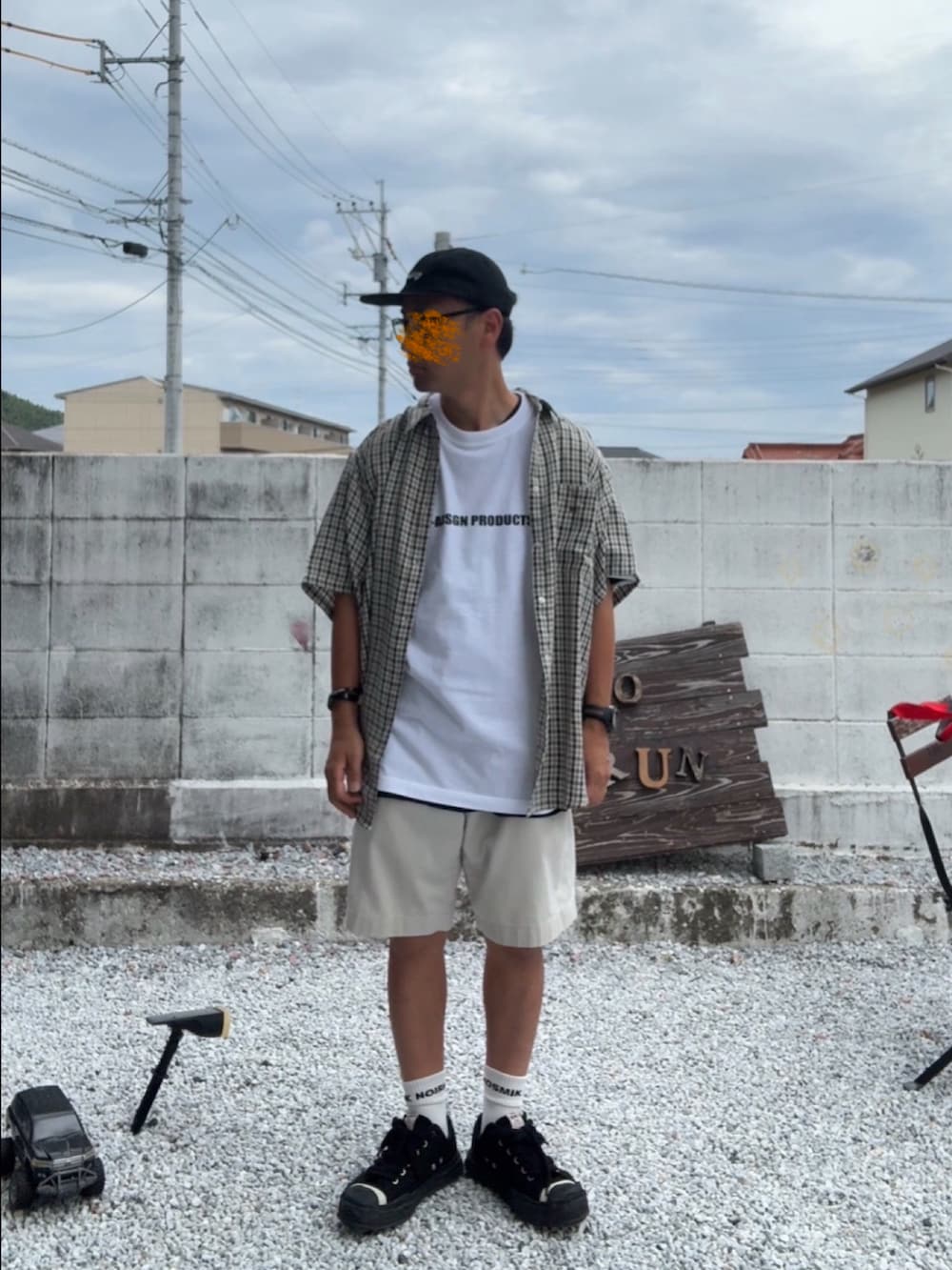 ブラック系のシャツ/ブラウス、ブラック系のスニーカー、ホワイト系のTシャツ/カットソーを着用したメンズの秋コーディネートの3枚目の写真