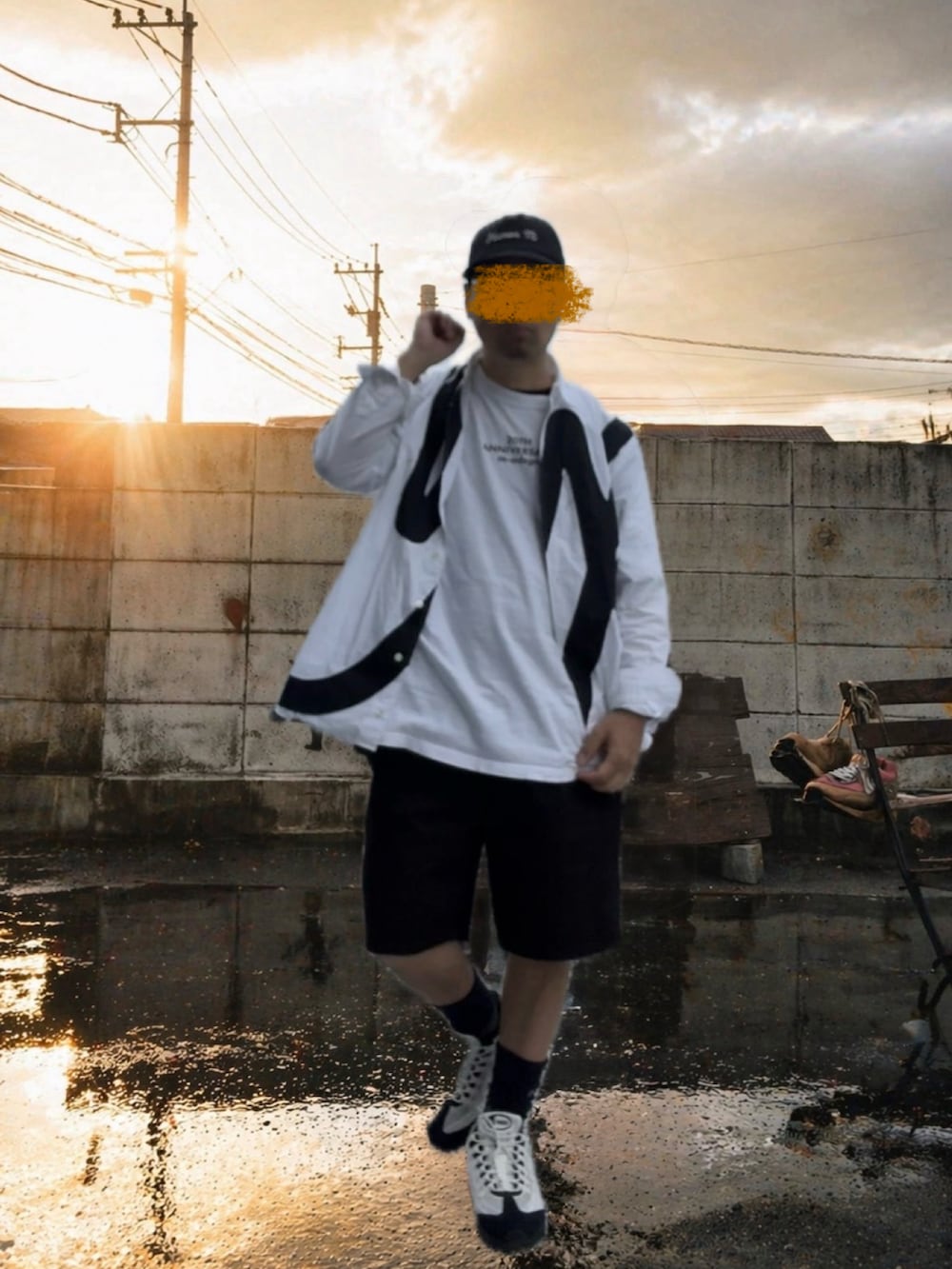 ホワイト系のシャツ/ブラウス、ホワイト系のTシャツ/カットソー、ブラック系のその他パンツを着用したメンズの春コーディネートの2枚目の写真
