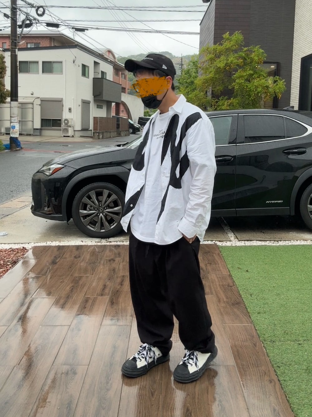 ホワイト系のシャツ/ブラウス、ホワイト系のTシャツ/カットソー、ブラック系のスラックスを着用したメンズの夏コーディネートの2枚目の写真